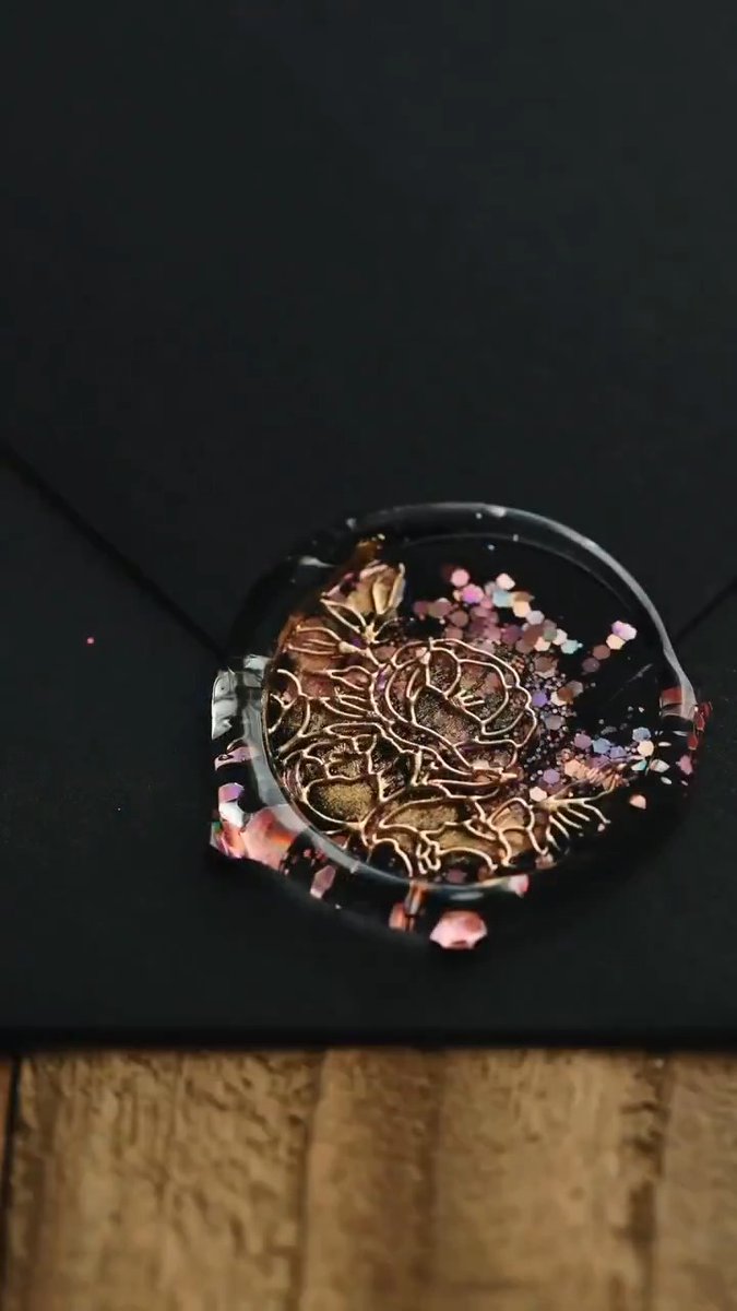 This has to be the prettiest seal ever 🖤