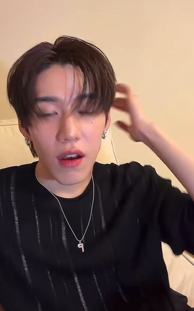 กุตลกอันนี้ ทีมงานบอกแฟนคลับพี่หลิงเข้ามาด้วย น้องพีพีเลยสวัสดี แล้วมีแฟนคลับบอก where is หลิงๆ ไอพีบอก ใจเย็นๆนะคะ ก็ไม่รู้เหมือนกัน where is หลิงๆ เดี๋ยวไปตามให้ ฮา55555555555555555555555555555555555555 #เก่งไม่พอGOODnotENOUGH_MV