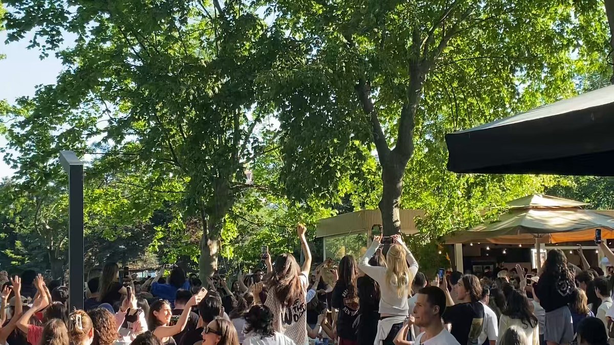 Burası Bilgi Üniversitesi. Özgürce konuşur, fikirlerimizi büyütürüz. Kampüsümüzü ev gibi görür, hocalarımıza ve kültürümüze bağlı yaşarız. Ayrıca eğlenmeyi çok iyi biliriz. 🎉