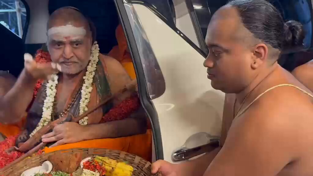 Pujyashri Shankara Vijayendra Saraswathi Shankaracharya Swamigal arrived at #Kanchipuram this evening (25 May 2026) returning from #Telangana after gracing various spiritual and cultural activities including the Saraswati Pushkaralu at #Kaleshwaram #kamakoti