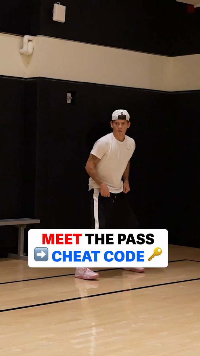 MEET THE PASS = UNGUARDABLE 🎒 🔑 ✅️ Defender is in gap 1 pass away ✅️ as the ball leaves teammates hands ➡️ defender jumps to the ball (expecting stationary catch) ✅️ meet the pass with inside, outside footwork ✅️ defender now out of position Comment "MAC" 4 full vid