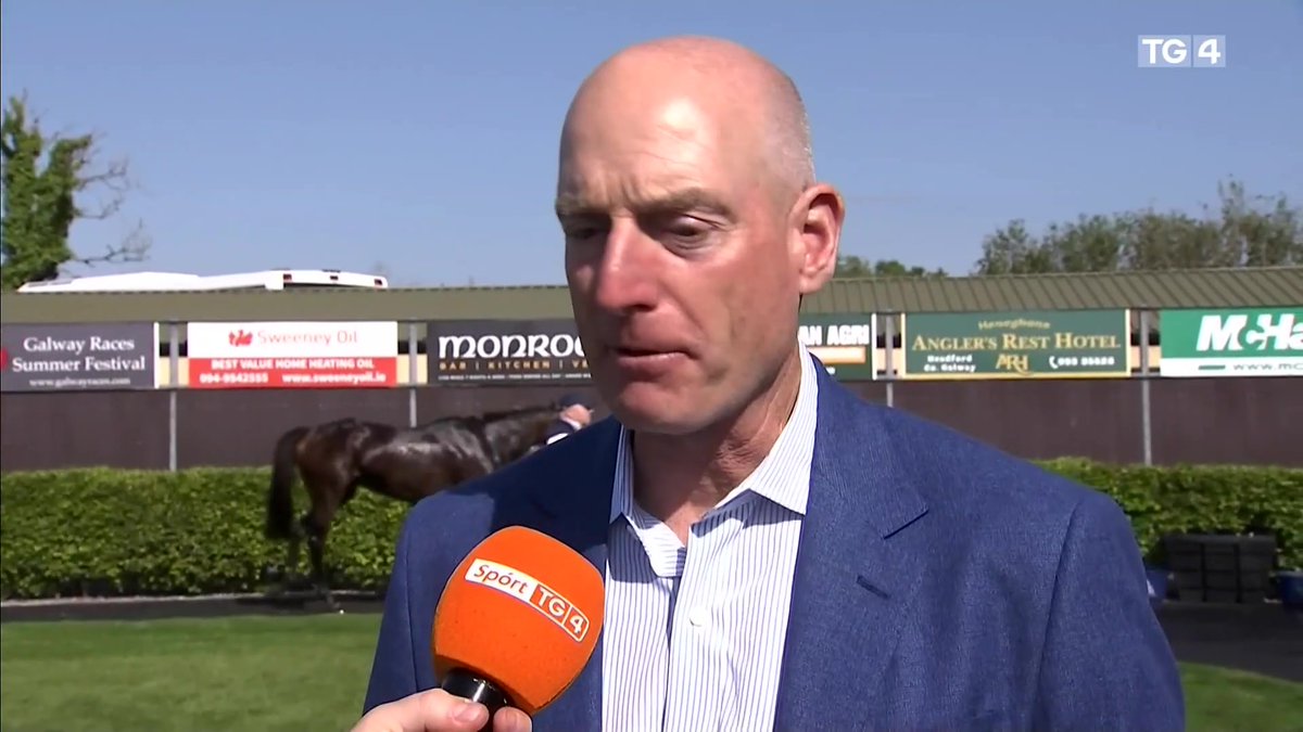 "I hear it's been raining"☀️ Jim Furyk galfaire mór le rá ag baint taithneamh as an ngrian i mBaile an Róba roimh an Ryder cup an samhraidh seo! Horse Racing Ireland Rásaí BEO TG4 Ballinrobe Races #hri