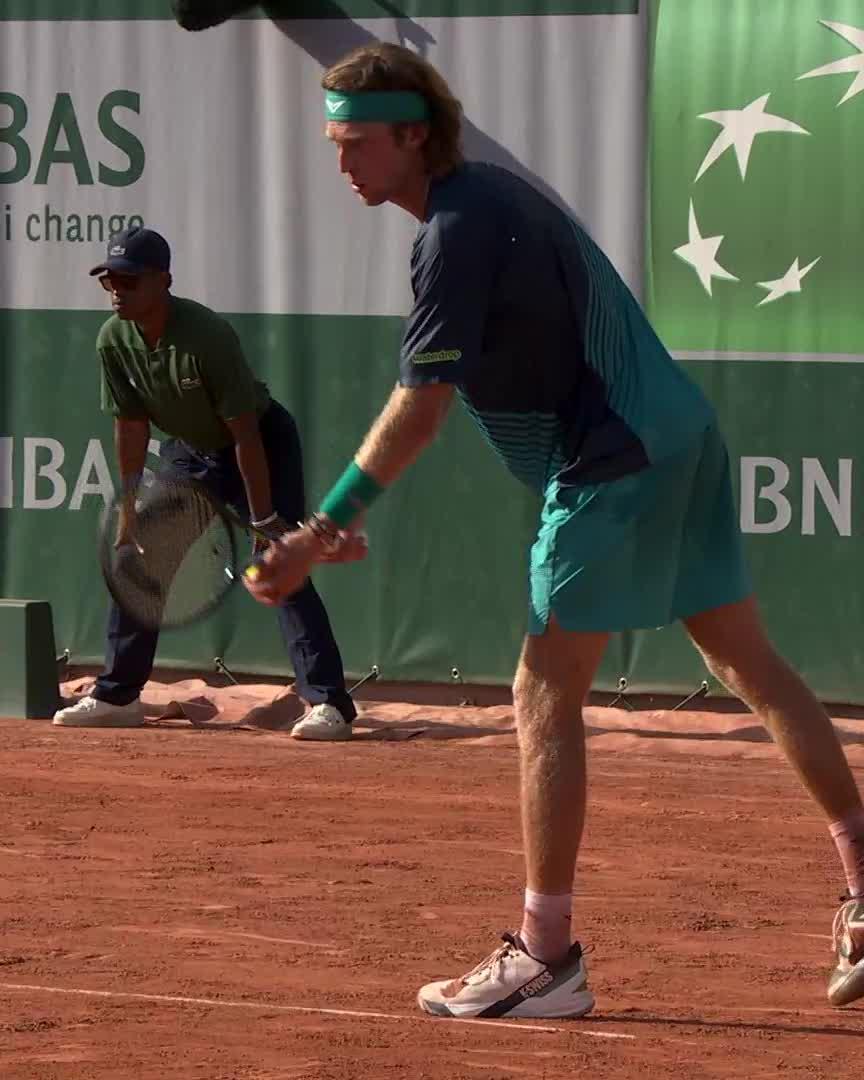 Huge set point and HUGE reaction from the crowd 🗣️🇵🇪 Buse and Rublev are tied at 1 set all! #RolandGarros