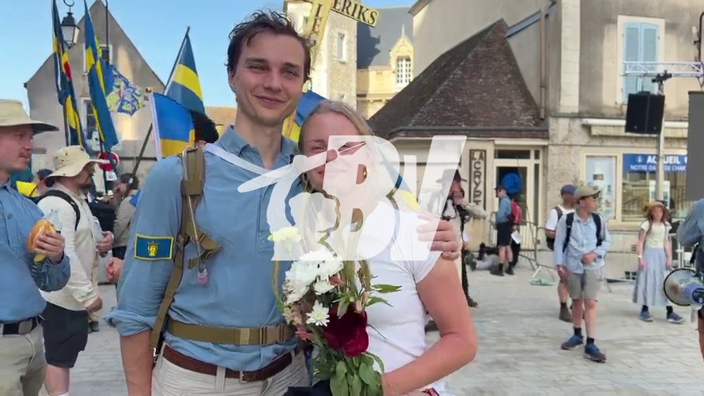 « Nous allons nous marier dans trois mois ! » L’année dernière, BV filmait la demande en mariage de ce pèlerin suédois à la fin du pèlerinage de Chartres. Les deux fiancés sont revenus au pèlerinage de Chartres cette année. « Nous amènerons nos enfants ici ! »