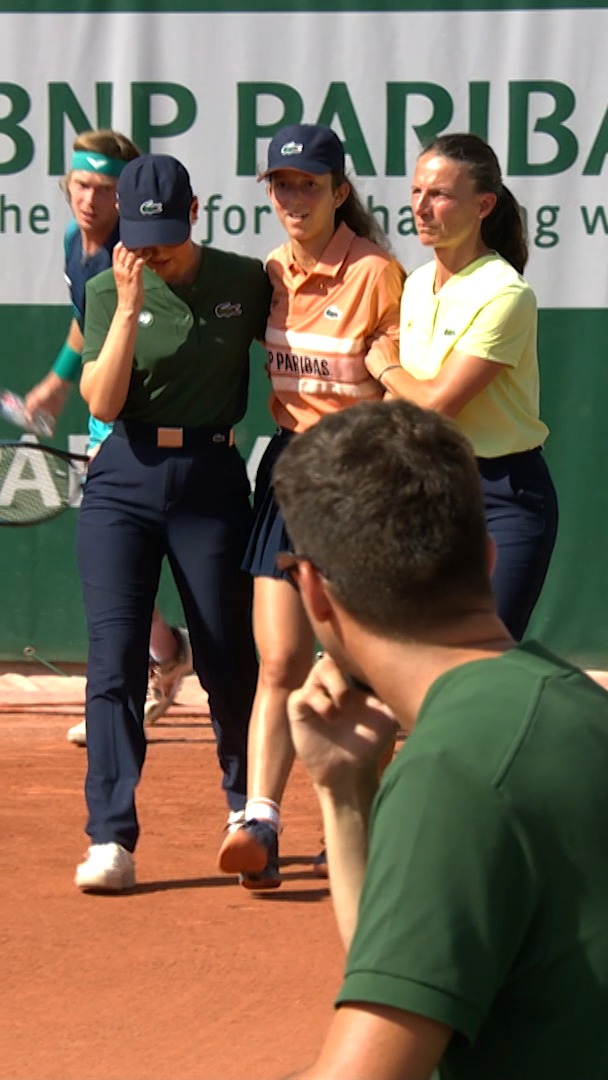 A ball girl was struggling with the heat during the Rublev and Buse match at Roland Garros. Glad she’s okay… these conditions are brutal. ❤️🩹🙏