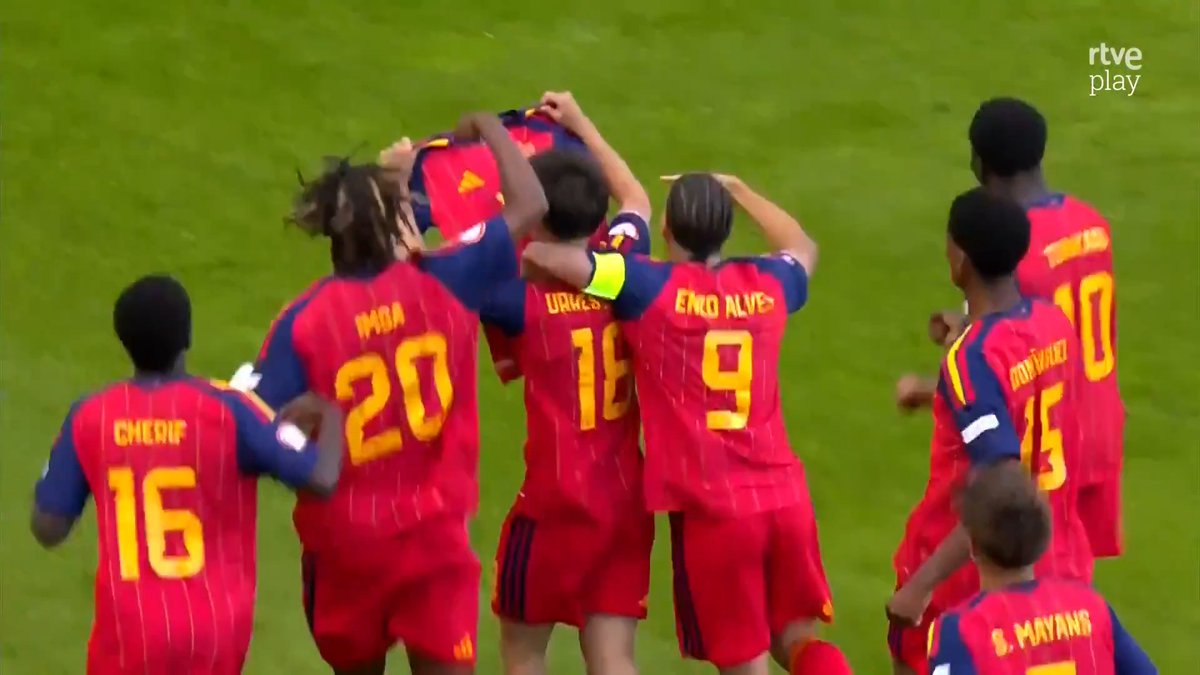 El primer gol de la Sub-17 🇪🇸 en el #U17EURO lo marca Mikel Urrestarazu. Lateral izquierdo del Athletic. ⚽️💪 Dedicatoria para Santi del Pino que se lesionó hace 3 días allí en Estonia y tuvo que ser baja para el torneo. 👏