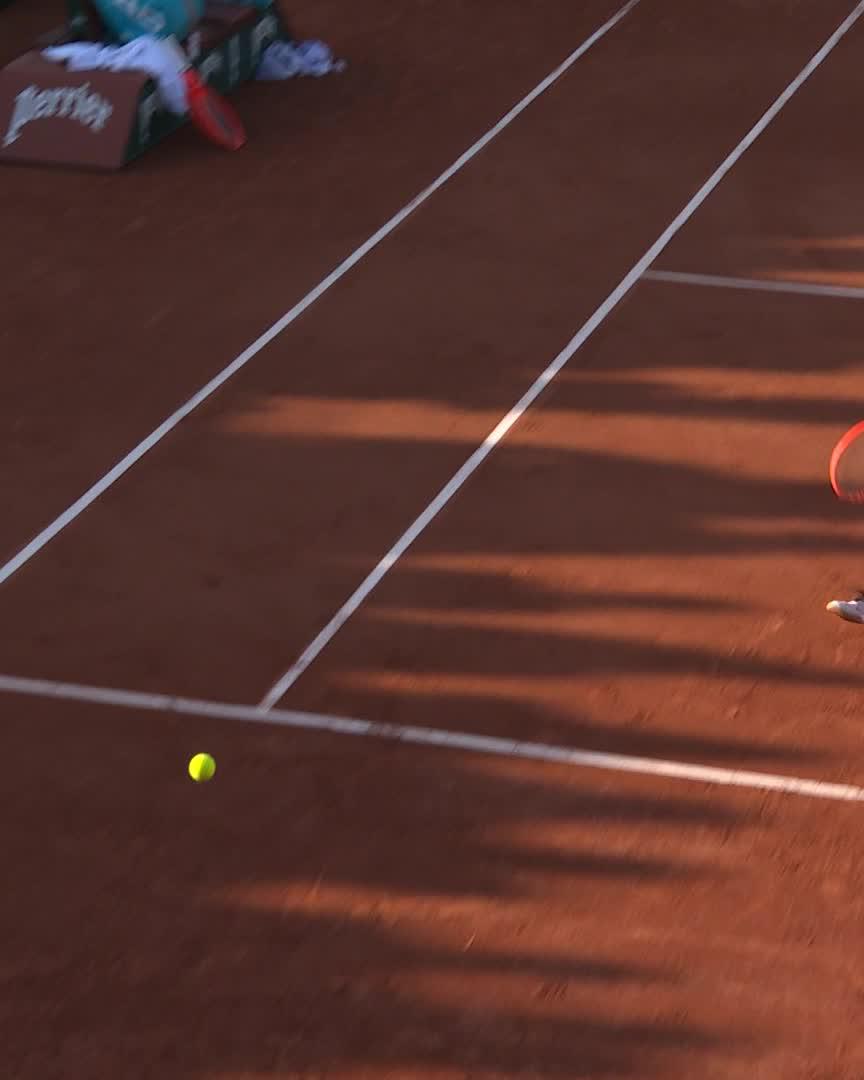 What a shot by Pellegrino ๐ฎโ๐จ๐ค #RolandGarros