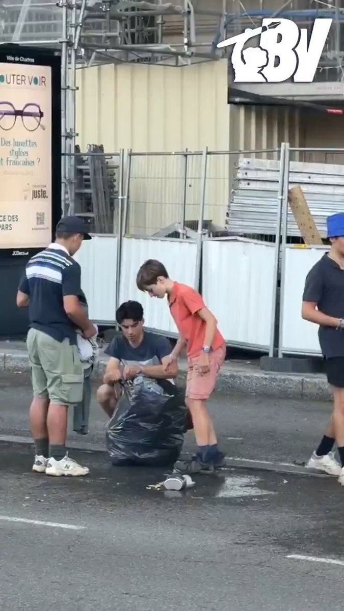 Fin du pèlerinage de Chartres, ces jeunes pèlerins nettoient derrière eux. 📸 Jean Bexon