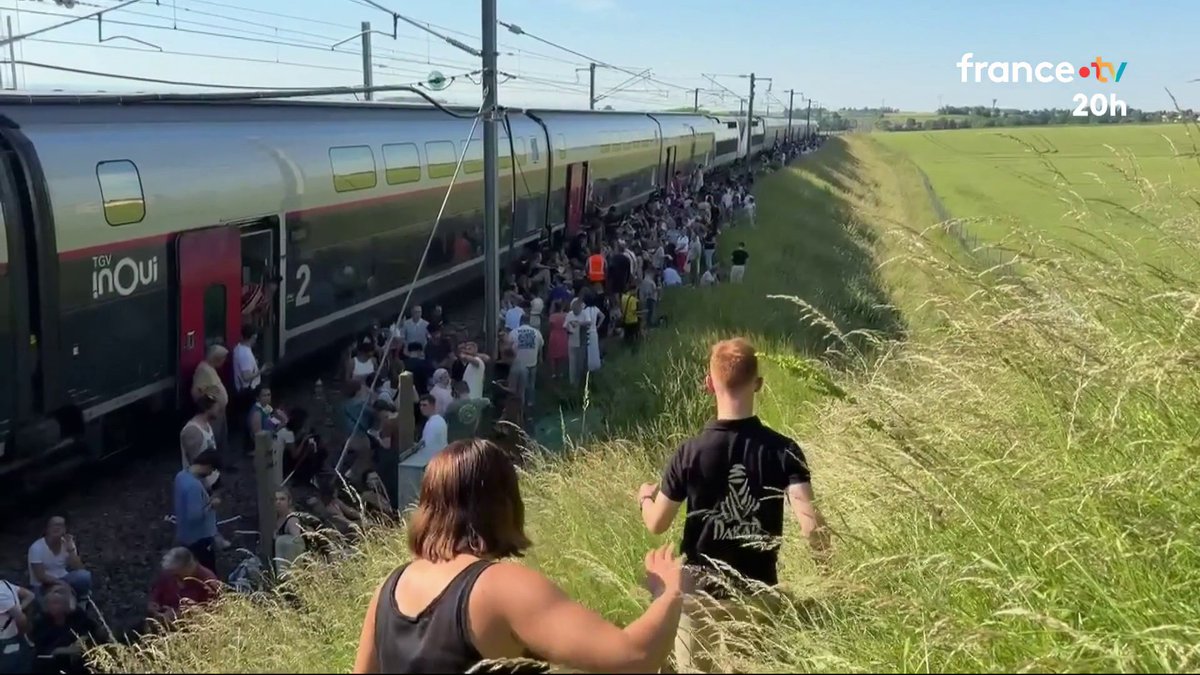 🔴 🚄 Coup de chaud dans les trains. Des passagers ont souffert dans un Paris Nice, immobilisés sur les voies en plein soleil pendant près de 4h. Les voitures n'étaient pas climatisées. Les passagers ont dû descendre du train pour pouvoir respirer. #JT20H