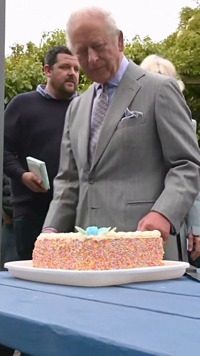 King Charles may need to work on his cake slicing skills 😆🍰 While attempting to serve a slice at the Warehouse community centre in Northern Ireland - an organization that provides free food supplies and meals to people in need - an onlooker joked that his rather messy slice of cake could be served on crackers. The King quipped back "Have you had that for your lunch?" 🤣 📽️ : Getty #RoyalFamily #KingCharles #QueenCamilla