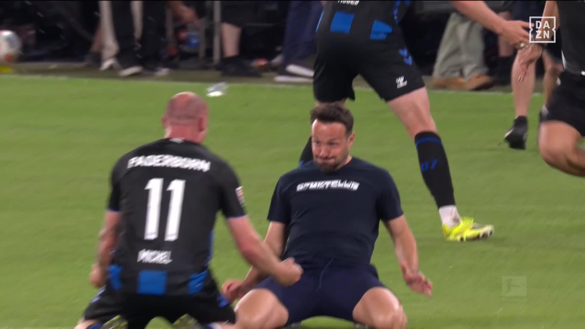 ㊗️7年ぶりのブンデスリーガへ⤴️ 🇩🇪パーダーボルンが昇格戦を制した！ ケッテマン監督はプロ初監督で1部へ導く快挙🙌 若き指揮官の見事な膝滑りも😂 🇩🇪ブンデスリーガ 入替PO 第2戦 🆚パーダーボルン×ヴォルフスブルク 📺 #DAZN ライブ配信中 #ブンデスリーガ #だったらDAZN