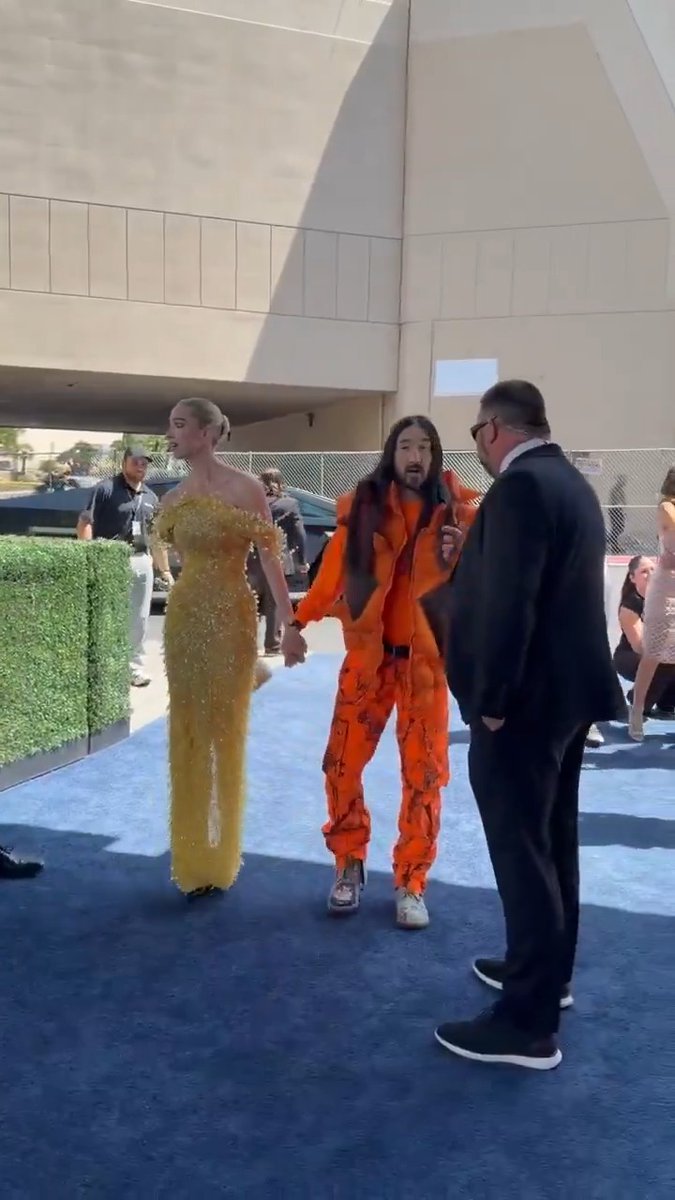 The #AMAs carpet is OPEN and Steve Aoki has arrived!