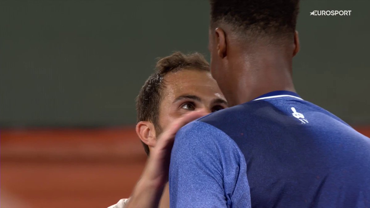 Se nos va Gaël. Se nos va Monfils. 🧡 El francés pierde ante Hugo Gastón en cinco sets en el que va a ser su último partido en #RolandGarros.