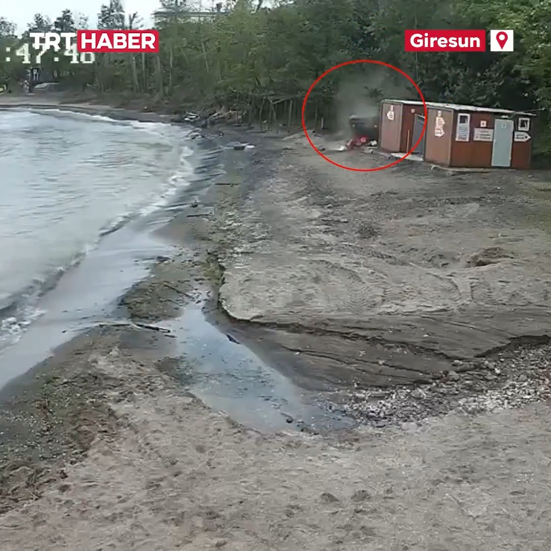 Giresun'un Piraziz ilçesinde bir otomobil plaja uçtu, araçtaki 4 kişi yaralandı.