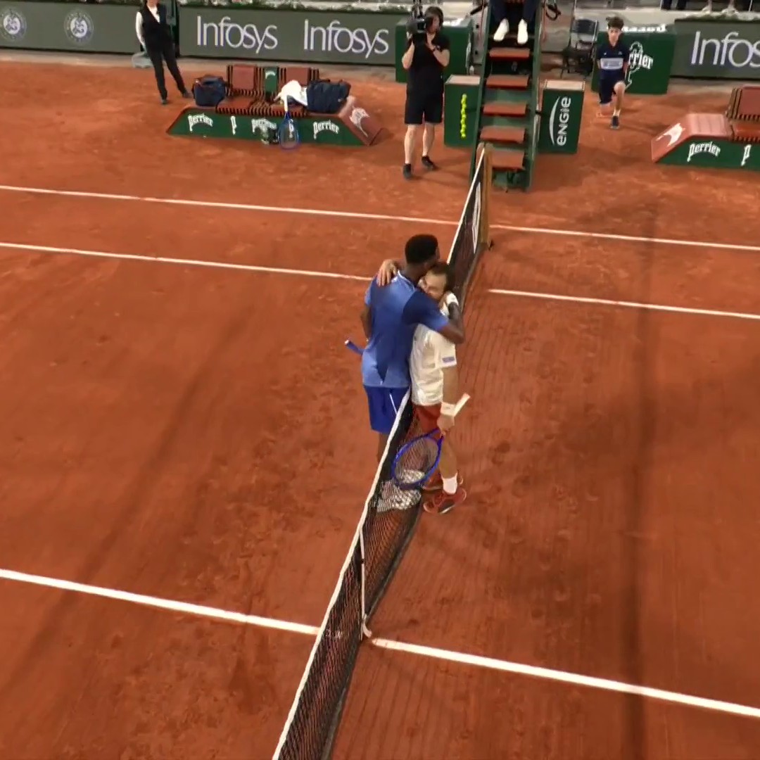 Gael Monfils’ reaction after playing his final match at Roland Garros. He hugs Gaston at the net and smiles. Losing with grace… a legend in more ways than one. 🇫🇷🥹