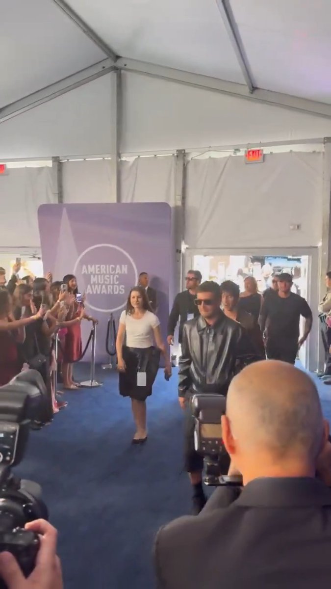 .twenty one pilots have arrived! Don't miss their #AMAs performance later!🤘