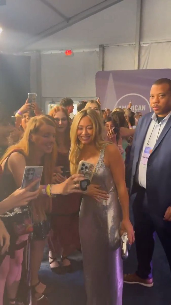 Hey now, hey now Hilary Duff has arrived at the #AMAs ✨