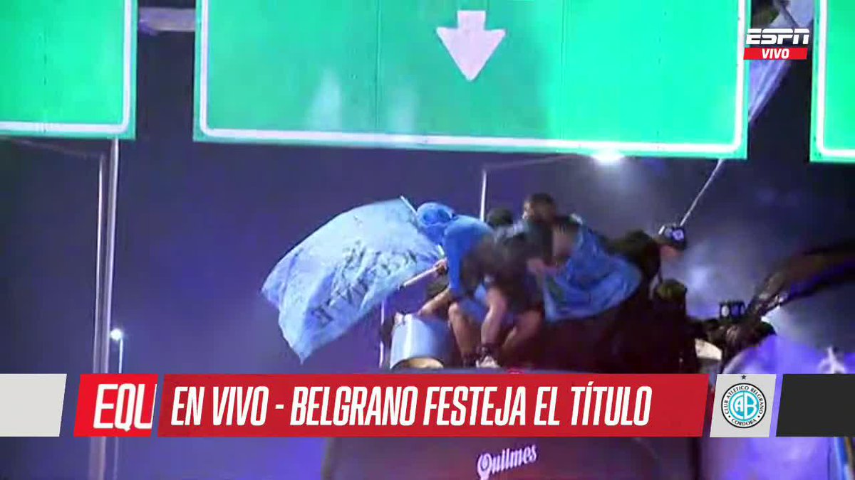 😅🇦🇷 LONGO SE PEGÓ LA CABEZA CON UN CARTEL EN LA CARAVANA DE BELGRANO.