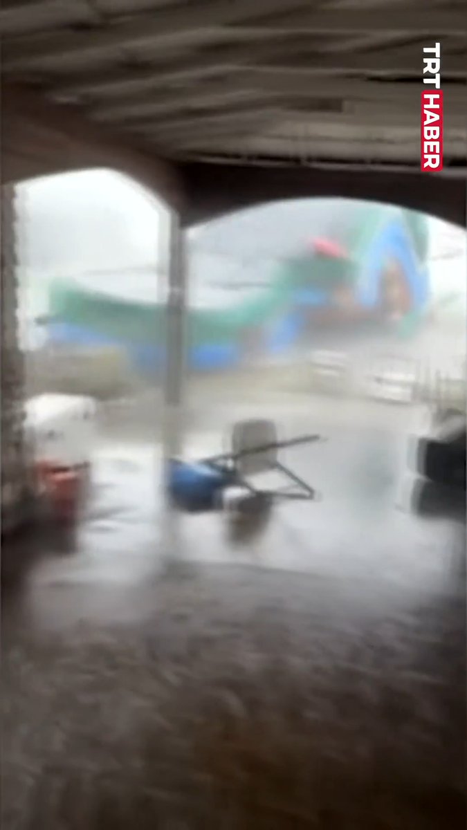 ABD'nin Florida eyaletinde etkili olan fırtına ortalığı birbirine kattı.