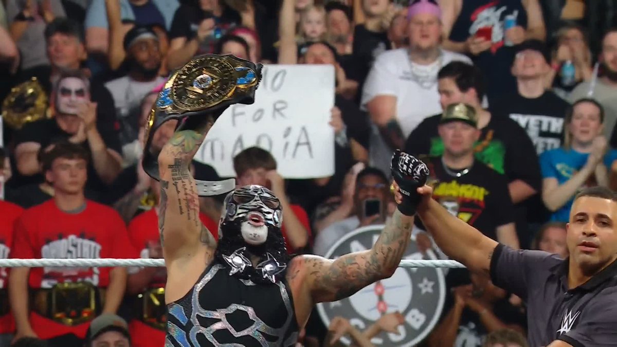 GET ON YOUR FEET!! WHAT A MATCH!! 🔥 PENTA EL ZERO M is STILL the Intercontinental Champion after a stellar match against Je’Von Evans!