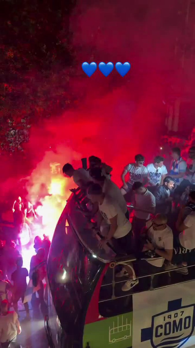 🇮🇹 Impresionante el festejo de los hinchas del Como tras la histórica clasificación a la Champions League.