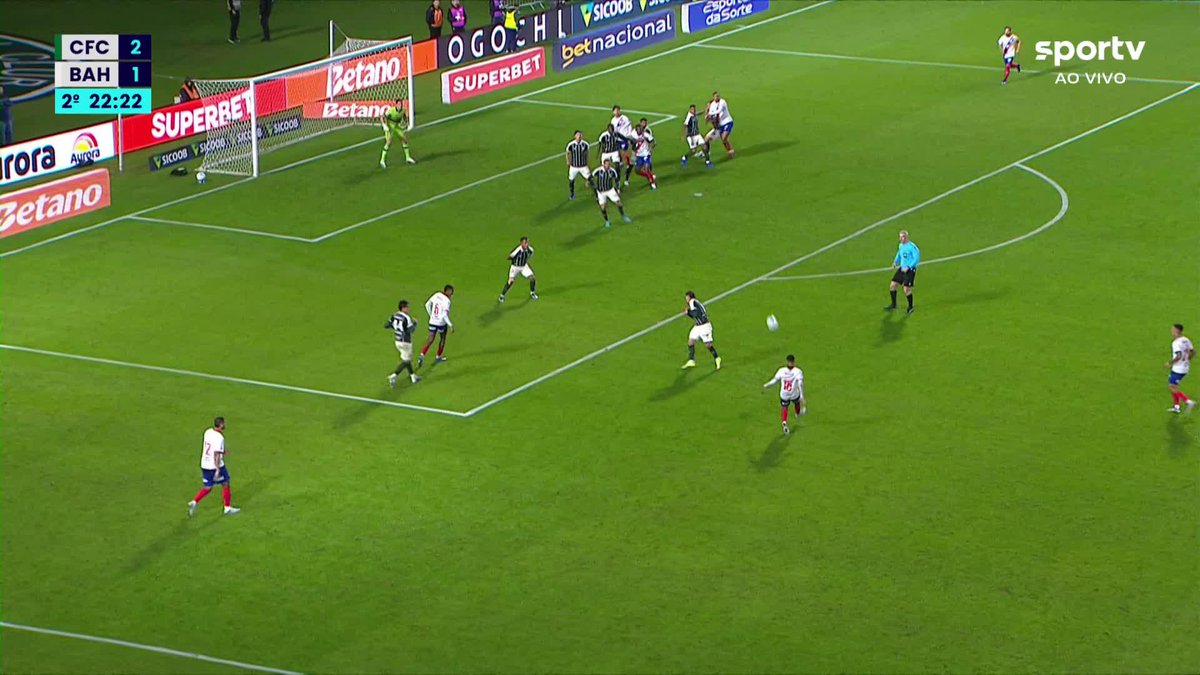 No lance do terceiro gol do Coritiba, os jogadores do Bahia reclamaram de uma falta em Acevedo. Achou falta ou lance normal? #futebol #coritiba #bahia #brasileirão #ge
