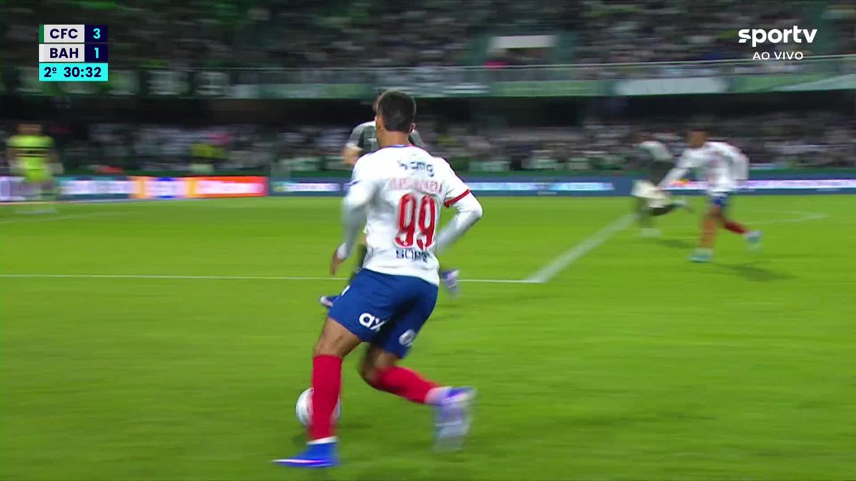Esse imbecil enves de jogar bola fica procurando pênalti. Que jogador ridículo Chega a ser patético BAGRE