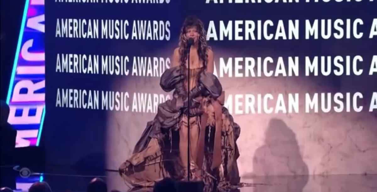Melanie Martinez presenting Twenty One Pilots at the AMAs
