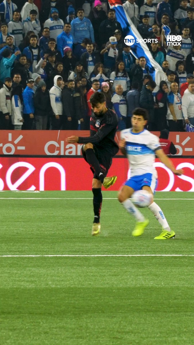 😮💨🎩🏁 ¡PERO QUÉ DISTINGUIDO! Álvaro Madrid sacó este lujito en #ElClásico189 para quitarse la marca de Cristián Cuevas, duelo que terminó en una victoria para #ColoColo ante #LosCruzados y que le permitió al Cacique coronarse como el Campeón de Invierno. Disfruta lo mejor del fútbol chileno. Suscríbete a #TNTSportsenHBOMax 📲💻 Link en la BIO 📍