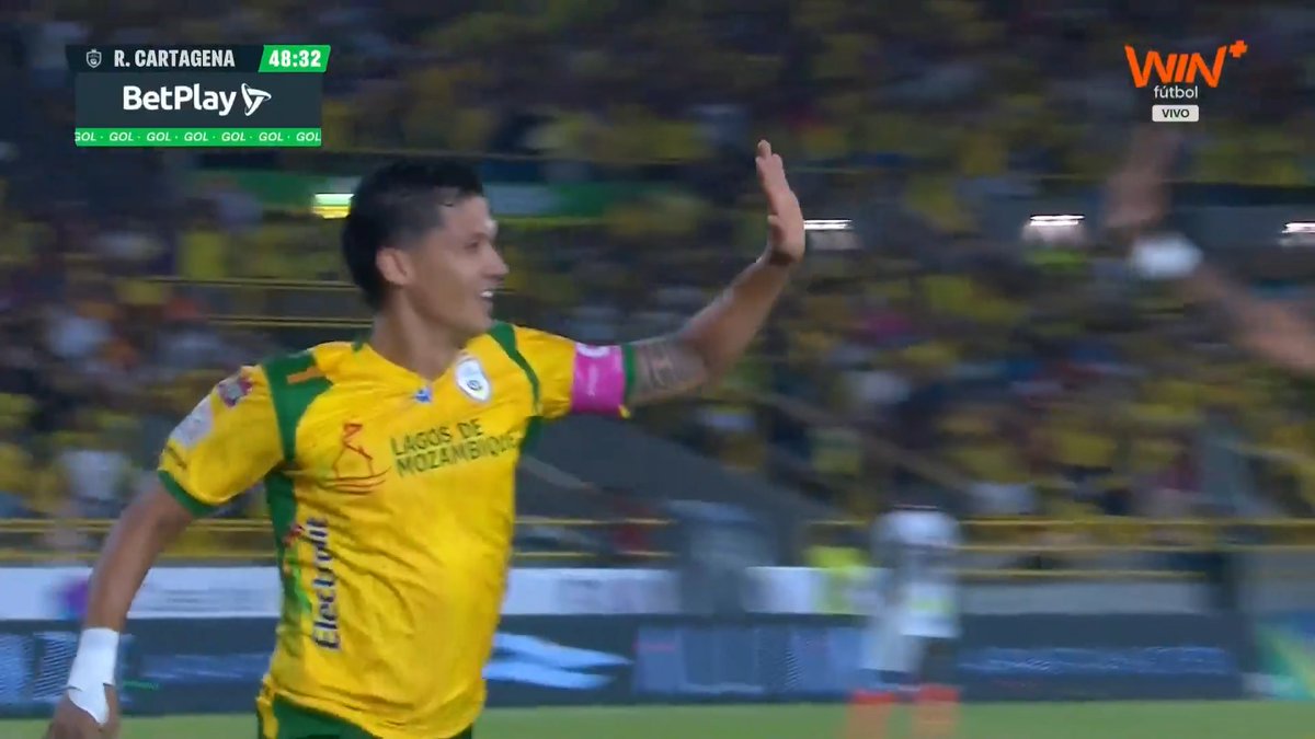 💥⚽️ Con la marca siguiéndolo e incomodándolo, pelota elevadísima desde el otro costado, la va midiendo y define con tremendo voleazo perfecto. ¡Pffff! Qué delantero es Fredy Montero. No digo a cuál gol de una Eurocopa me recordó porque me funan 😆.