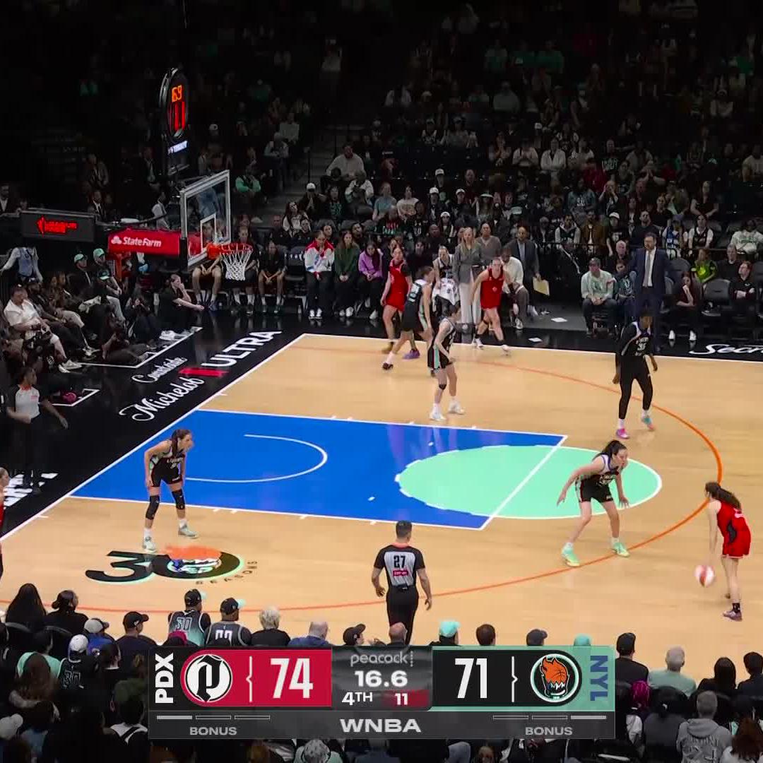 Carla Leite hits the DAGGER over Breanna Stewart for the Fire!