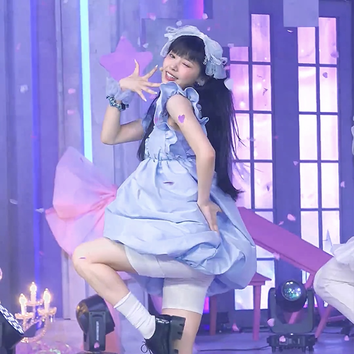 e até hoje não teve nenhuma da geração que chegou perto do impacto da primeira fancam da moka cinnamonroll, esgotou até réplicas desse vestido, foi uma das mais vistas do ano e até hoje faz pessoas entrarem pro fandom. em meio um hate train ela foi LUZ.