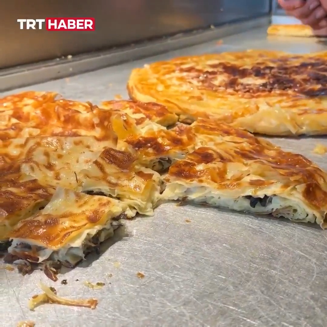 Su böreği imalathanelerinde bayram mesaisi başladı. Erzurum’un tescilli lezzetine talep bayramda 4 kat artarken, imalathanelerde farklı çeşitlerde su böreği üretiliyor.