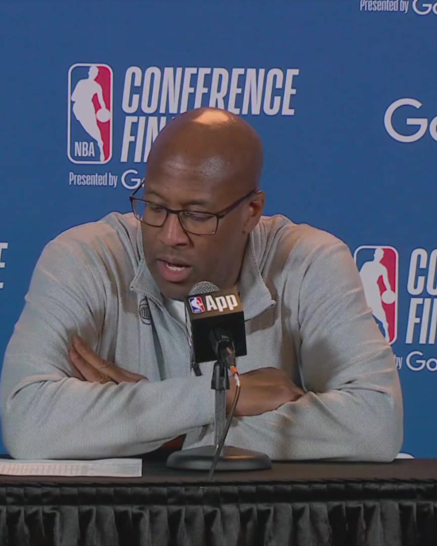 Mike Brown starts his postgame press conference after the Knicks' clinching victory over the Cavaliers by shouting out his father, who served in the military for 26 years 🫡