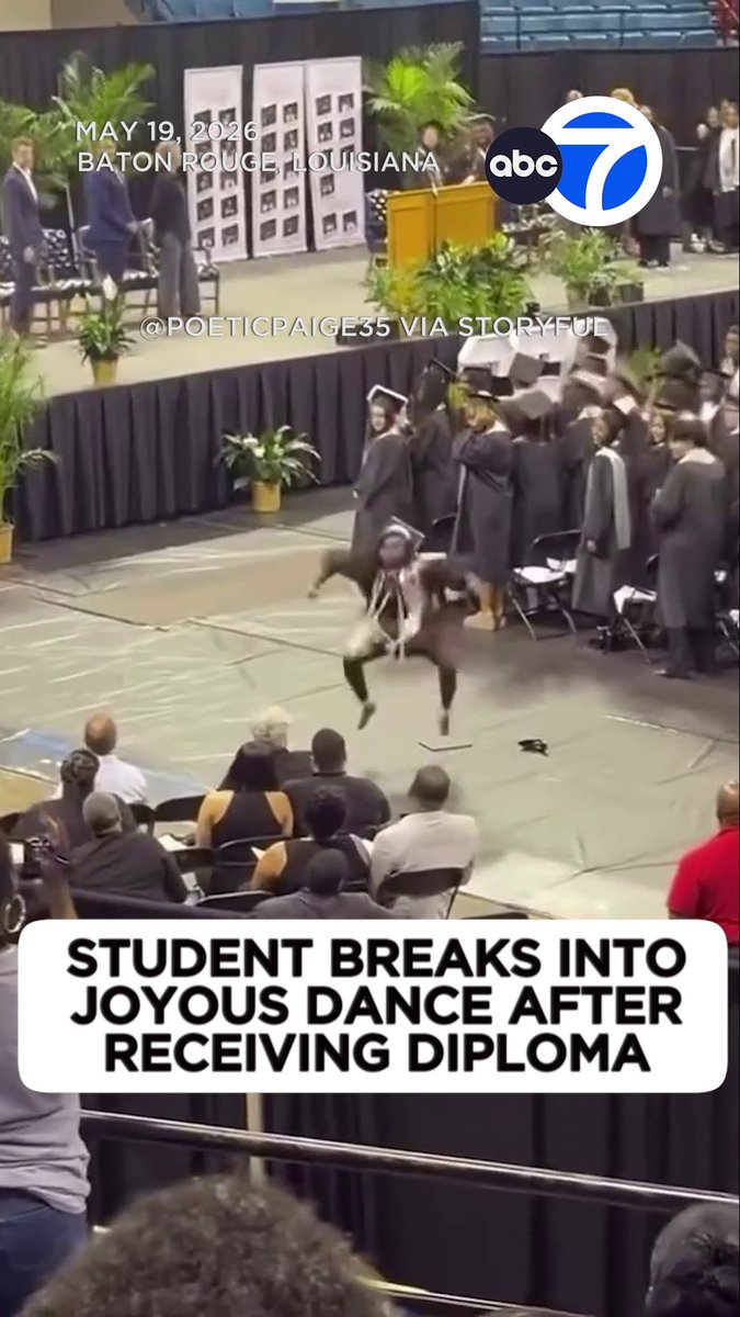 A student danced with joy after receiving her diploma at a high school in Baton Rouge, Louisiana. 🎓😅