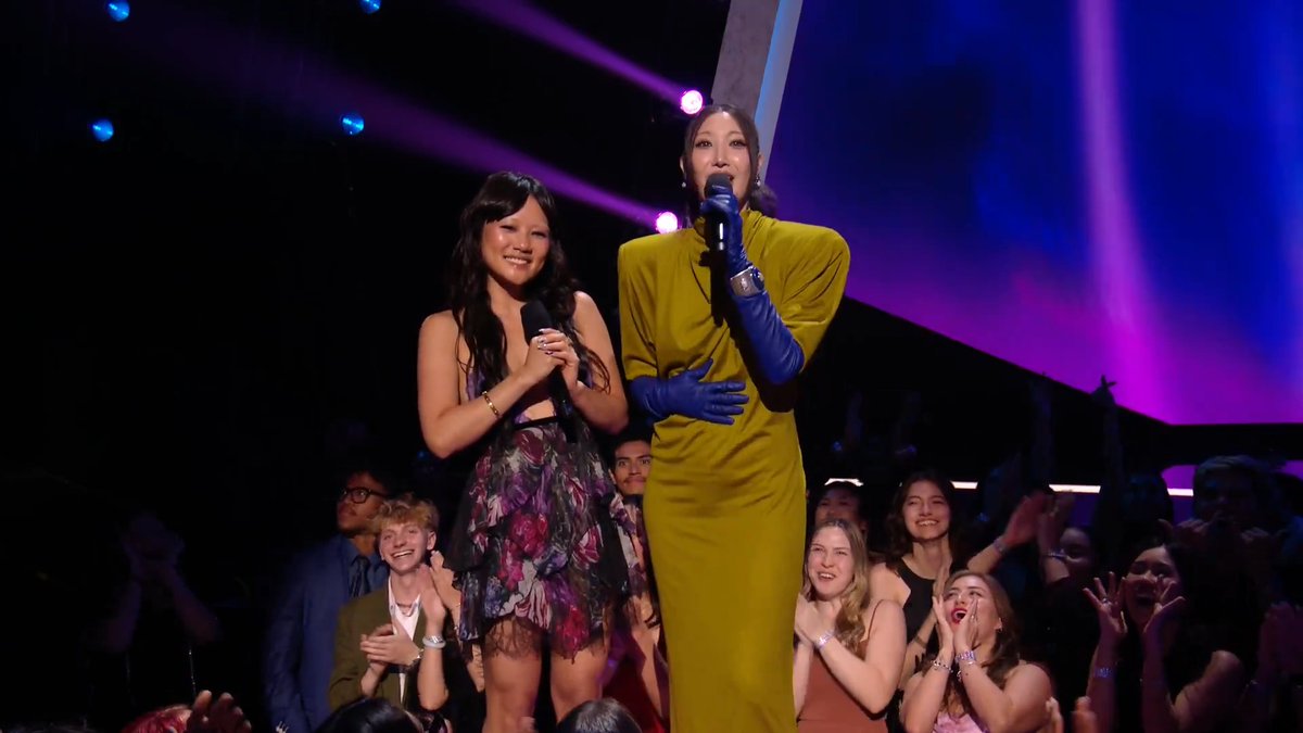 These ✨ GOLDEN ✨ girls are here to to introduce the next #AMAs performance!