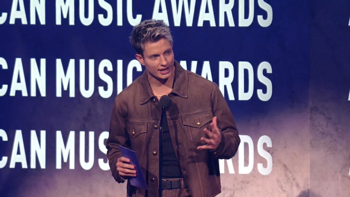 .@MattRife is here celebrating Country's next wave and handing out the award for Breakthrough Country Artist! #AMAs