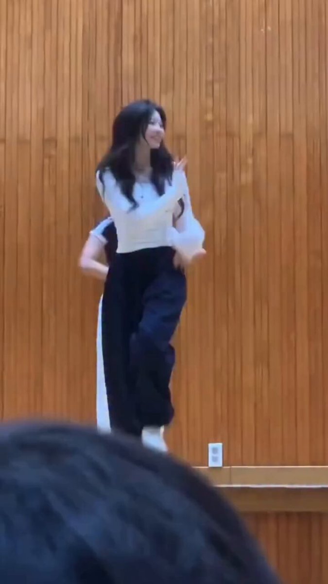 이 영상 하나로 대형 기획사에 캐스팅 된 여고생 풋풋하다👏👏👏