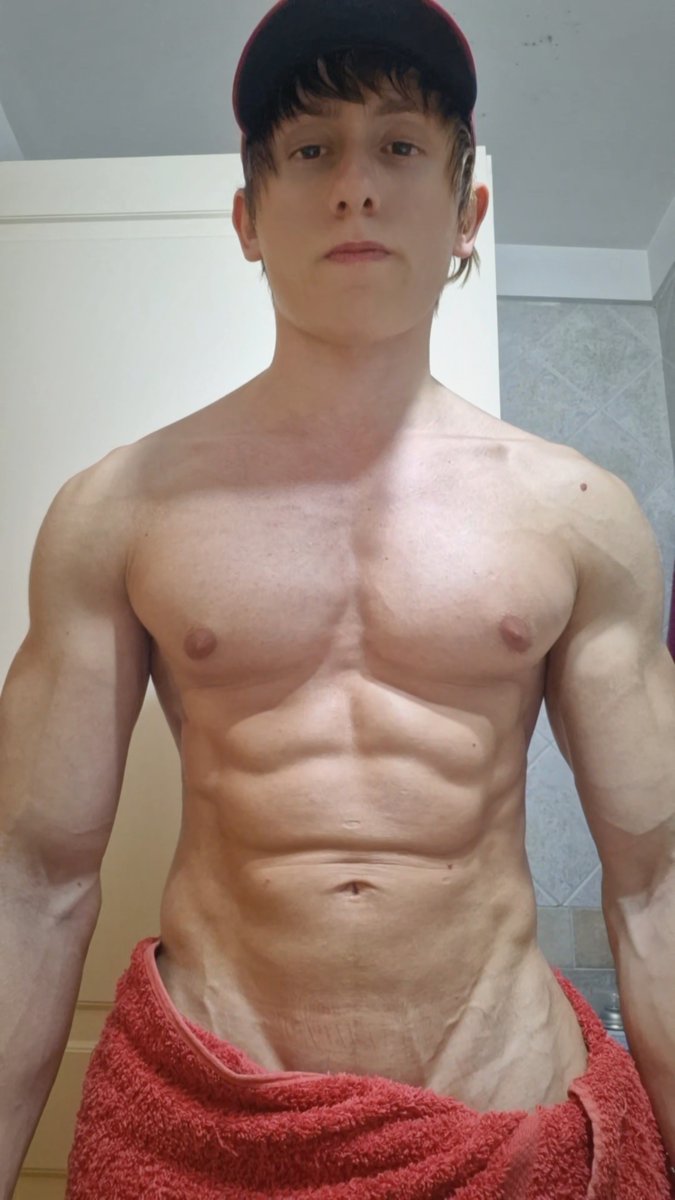🇪🇸 Un flex antes del baño 💪🏻🚿 Cada vez mas grande 🙈 🇺🇸 Quick flex before shower 💪🏻🚿 Just getting bigger 🙈
