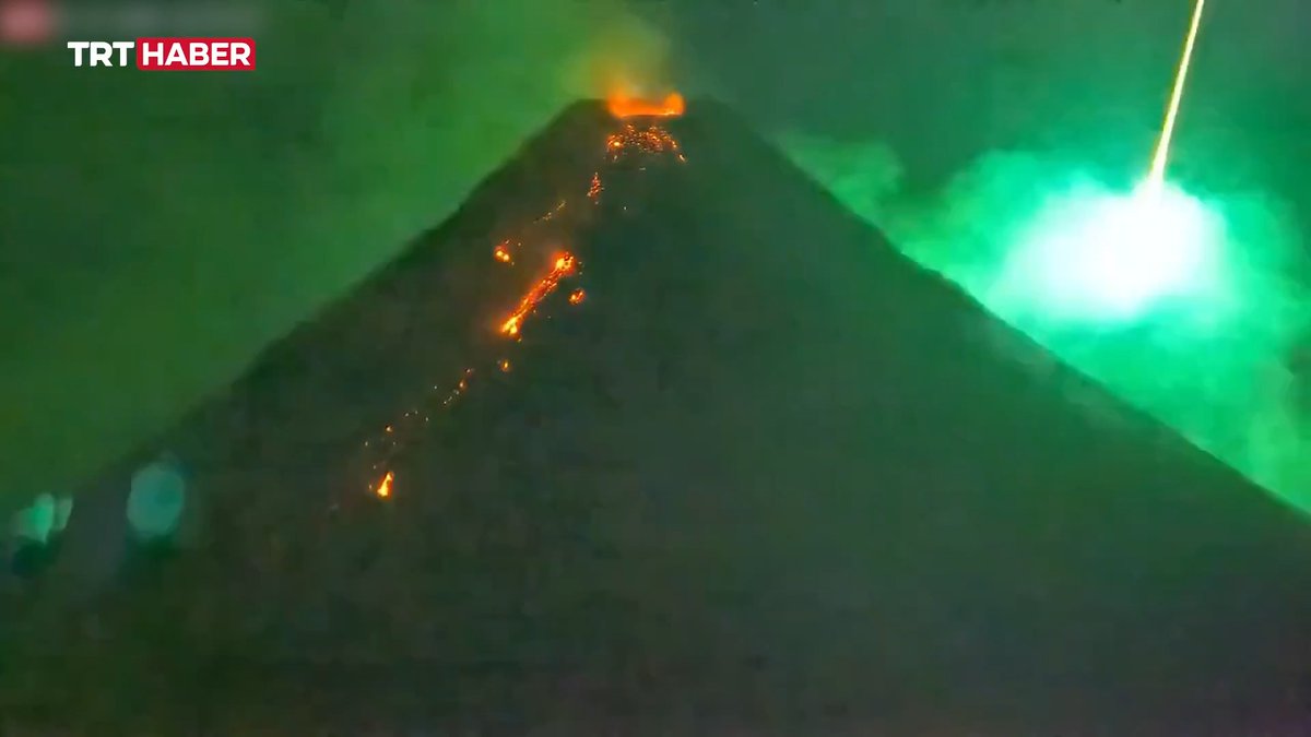 Filipinler’de Mayon Yanardağı’nın patlaması sırasında bir meteor görüntülendi.