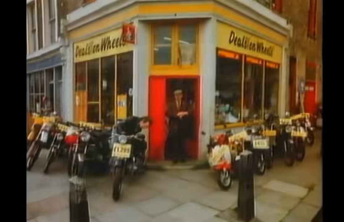 Morning #Minder fans. Something a little bit different for a Tuesday morning. The great George Cole in one of the many Leeds building society ads he did in the late 80”s Very lucrative for our George apparently. Oh and it’s definitely not Arthur Daley!!