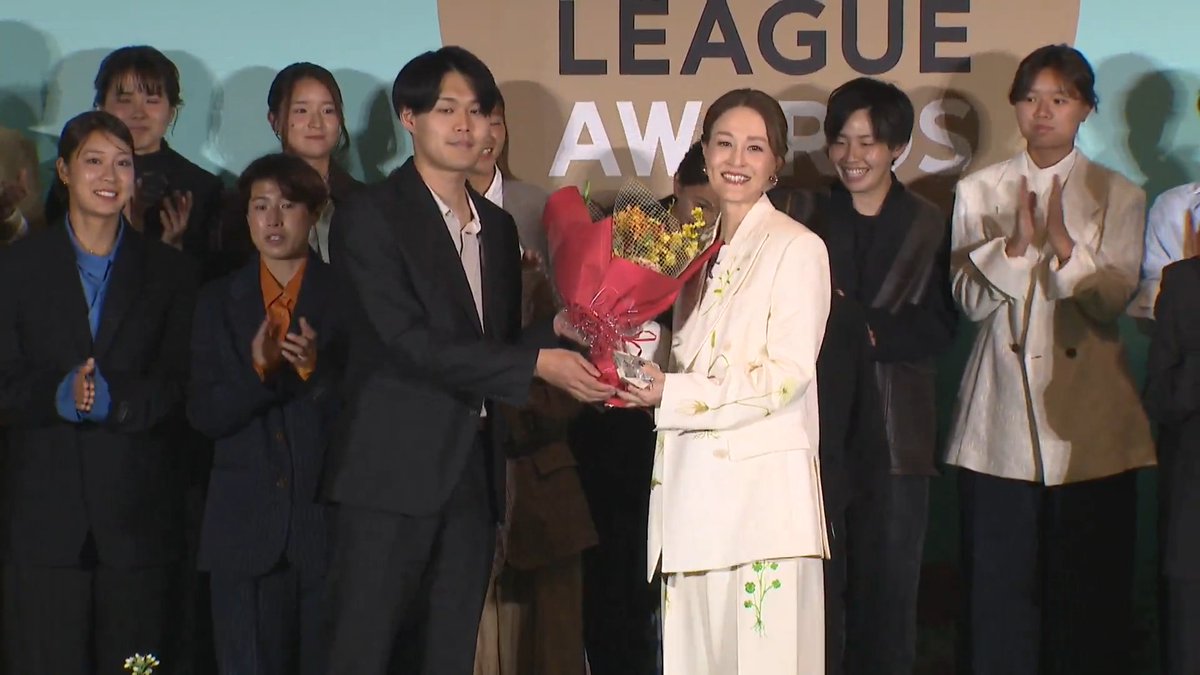 ／ 2025/26 SOMPO WEリーグ 最優秀監督賞🎖️ ＼ INAC神戸レオネッサ #宮本ともみ 監督の息子さんがサプライズゲストで登場！💐 #WEリーグアウォーズ は公式Youtubeチャンネルにて配信中📡 INAC神戸レオネッサ公式 #WEみようぜ #女子サッカー