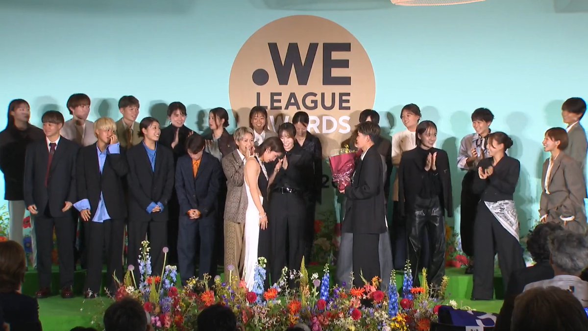 ／ 2025/26 SOMPO WEリーグ 最優秀選手賞🎖️ ＼ MVPに輝いた INAC神戸レオネッサ #成宮唯 選手💐 チームメイトからの祝福に思わず涙がこぼれる。 #WEリーグアウォーズ は公式Youtubeチャンネルにて配信中📡 INAC神戸レオネッサ公式 成宮 唯/YUI NARUMIYA #WEみようぜ #女子サッカー