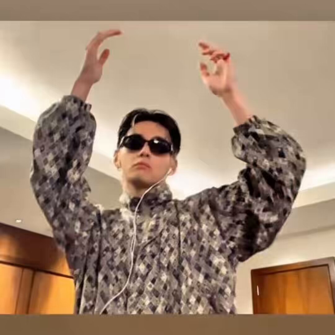 Imagine hating on Taehyung while he’s in his room at fucking 2 am having a whole ass concert with his 14 mosquitoes like: