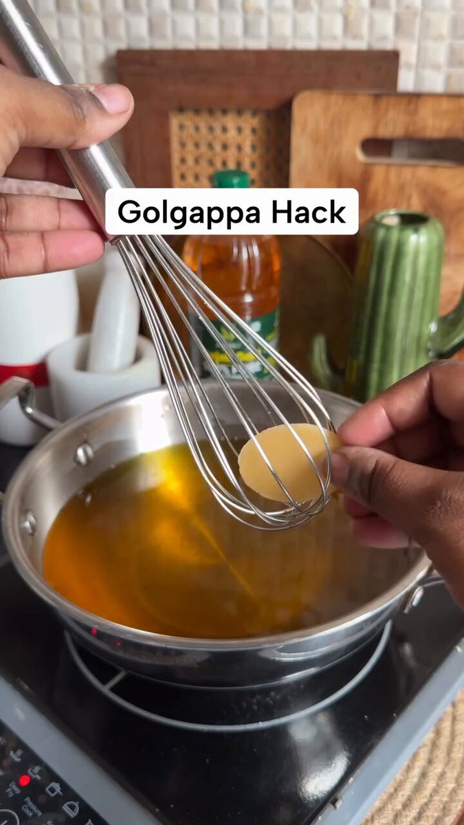 हे भगवान! 😱 गोलगप्पे तलने का ये कौन सा अनोखा तरीका है? इस जुगाड़ को देखकर तो हलवाई भी अपनी नौकरी खतरे में समझ रहे होंगे 🤣