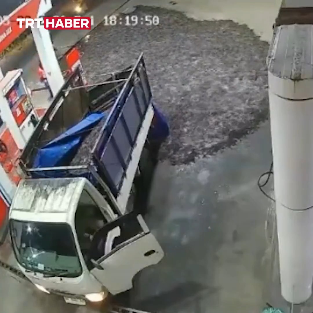 Endonezya'da balık yüklü bir kamyondan binlerce balık yere düştü.