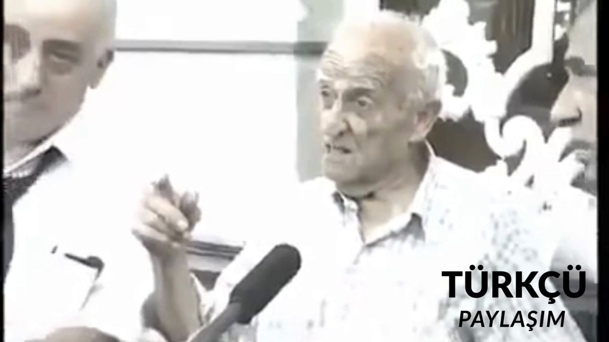 Atatürk'ün şoförlüğünü yapan Seyfettin Yağız'ın aktardığı Mussolini anısı: 🔻İtalya büyük elçisi, Atatürk'e bir not iletmek üzere geldi. 🔻Atatürk sordu, ''Niye gelmiş, sorun bakalım.'' 🔻Büyük elçi, Mussolini'nin ''eğer 4 aylığına İzmir'i bize vermezse, 40.000 askerle zorla İzmir'i alırım.'' dediğini iletti. 🔻Atatürk gülümseyerek ''Söyle o kerataya, o 40.000 askerle İzmir'i alamaz ama ben 4.000 askerle Roma'yı alırım.'' dedi. 🔻Ben Atatürk'ün sayesinde 5 lisan öğrendim. Atatürk'ün yanına hayvan gibi girdim, insan gibi çıktım.
