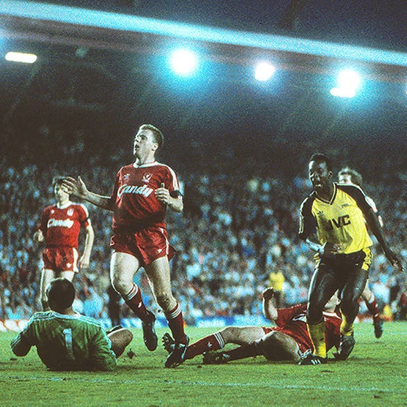 On this day in 1989: Michael Thomas scored THAT goal, as Arsenal, needing to win by two goals on the night, snatched the Division One title from Liverpool on the final day of the season at Anfield. 🤯🏆 🎙️ “Thomas… It’s up for grabs now!”