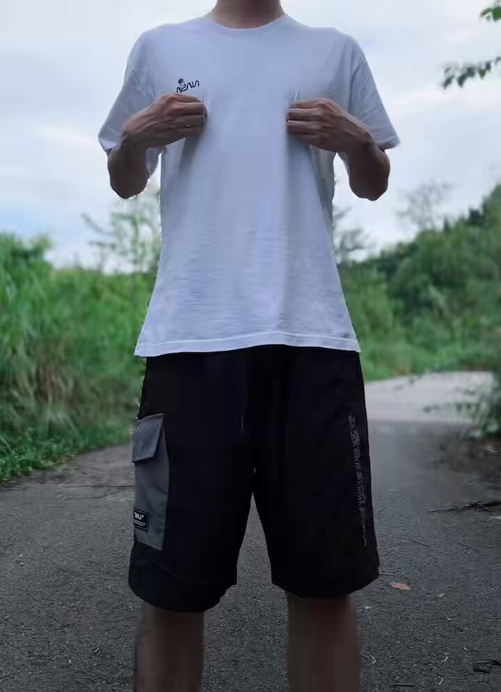 开车开到了山里，四下无人锁狗又开始发骚了。揉揉乳头撸一下锁，在野外感受一下清风吹锁的凉爽。 #锁狗 #贞操锁 #撸锁
