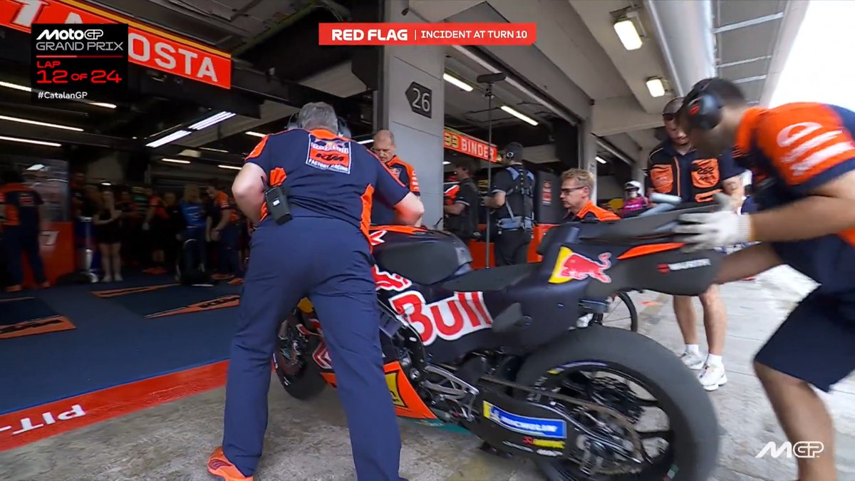 Fuel loads, tyre choices, strategy: RED BULL KTM FACTORY RACING Technical Director Sebastian Risse gives us the inside line on how teams manage different race distances 🔎 #MotoGP